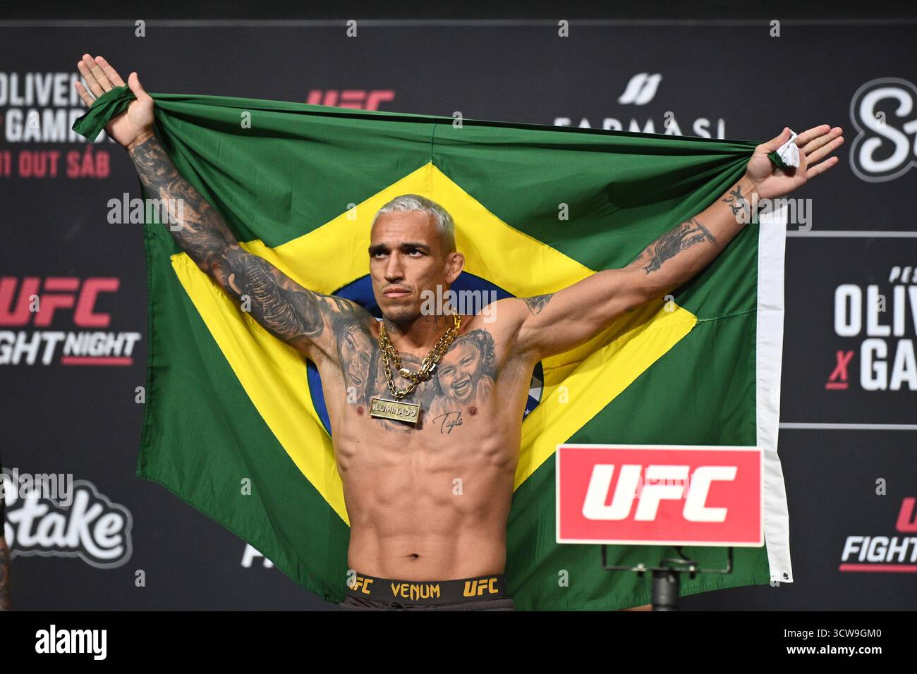 Rio De Janeiro, Brasilien. Oktober 2025. RIO DE JANEIRO, RJ - 10. OKTOBER: Charles Oliveira posiert während der UFC Fight Night: Oliveira vs Gamrot: Zeremonielles Wiegen in der Farmasi Arena am 10. Oktober 2025 in Rio de Janeiro, RJ, Brasilien. (Foto: Leandro Bernardes/PxImages) Credit: PX Images/Alamy Live News Stockfoto