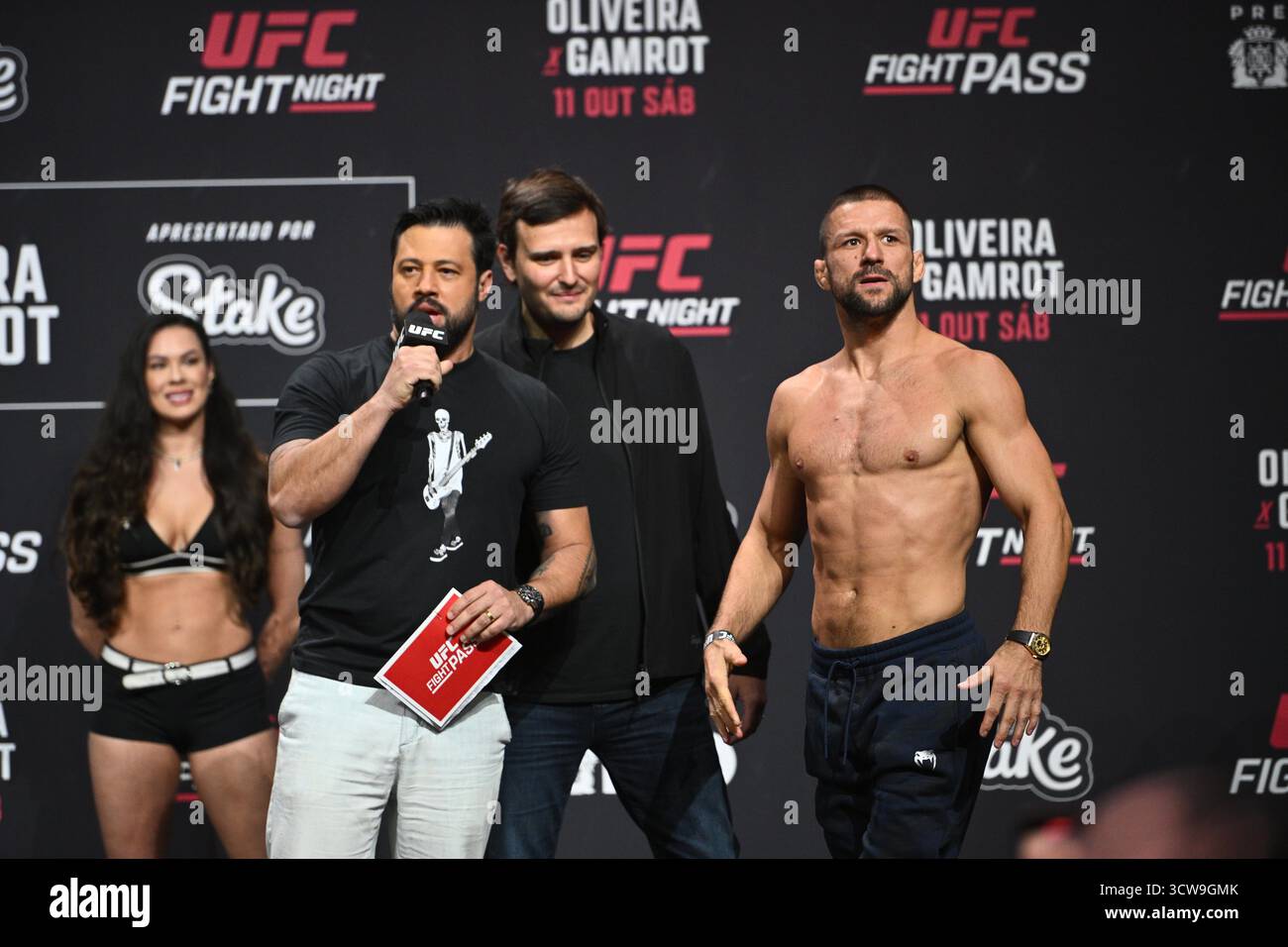 Rio De Janeiro, Brasilien. Oktober 2025. RIO DE JANEIRO, RJ – 10. OKTOBER: Mateusz Gamrot posiert während der UFC Fight Night: Oliveira vs Gamrot: Zeremonielles Wiegen in der Farmasi Arena am 10. Oktober 2025 in Rio de Janeiro, RJ, Brasilien. (Foto: Leandro Bernardes/PxImages) Credit: PX Images/Alamy Live News Stockfoto