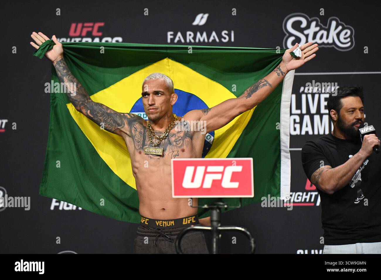 Rio De Janeiro, Brasilien. Oktober 2025. RIO DE JANEIRO, RJ - 10. OKTOBER: Charles Oliveira posiert während der UFC Fight Night: Oliveira vs Gamrot: Zeremonielles Wiegen in der Farmasi Arena am 10. Oktober 2025 in Rio de Janeiro, RJ, Brasilien. (Foto: Leandro Bernardes/PxImages) Credit: PX Images/Alamy Live News Stockfoto