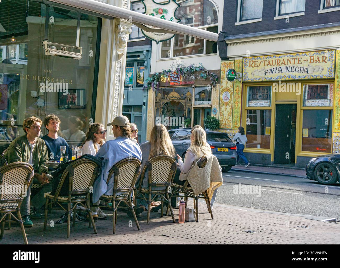 Leute, die in einem Café draußen in Utrecht, Niederlande, sitzen Stockfoto