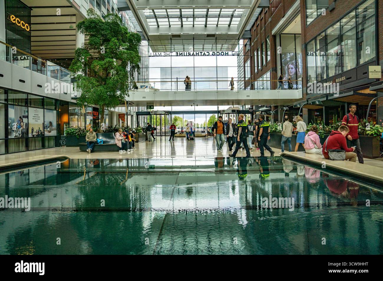 Wasserpool in der Hoog Catharinjne Mall, Utrecht, Niederlande Stockfoto