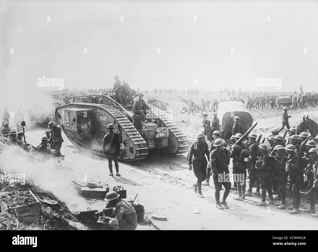 Britische Truppen und ein Mark V-Panzer rücken im August 1918 auf die deutsche Stadt Bapaume, Frankreich, vor. Diese Offensive war Teil der zweiten Schlacht an der Somme, einer entscheidenden Phase der hunderttägigen Offensive, die schließlich zum Ende des Ersten Weltkriegs führte. Das Foto zeigt das Ausmaß des Industriekrieges, indem Infanterie mit frühen gepanzerten Fahrzeugen kombiniert wurde, um die Abwehr von Gräben zu durchbrechen. Stockfoto