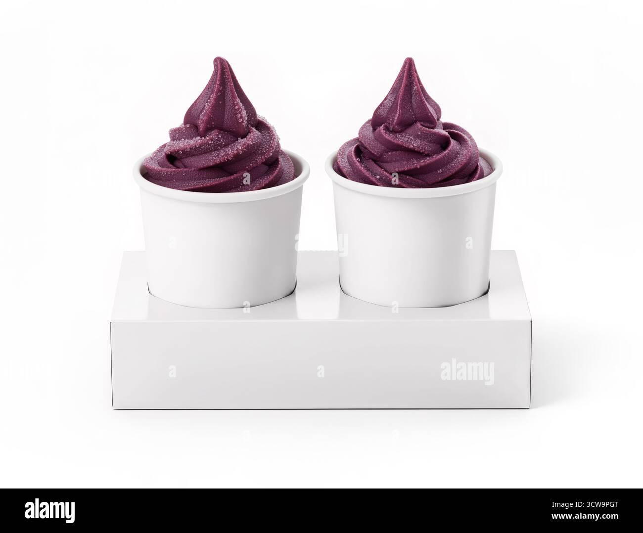Açaí in weißen Bechern, Verpackungsmodell. Stockfoto