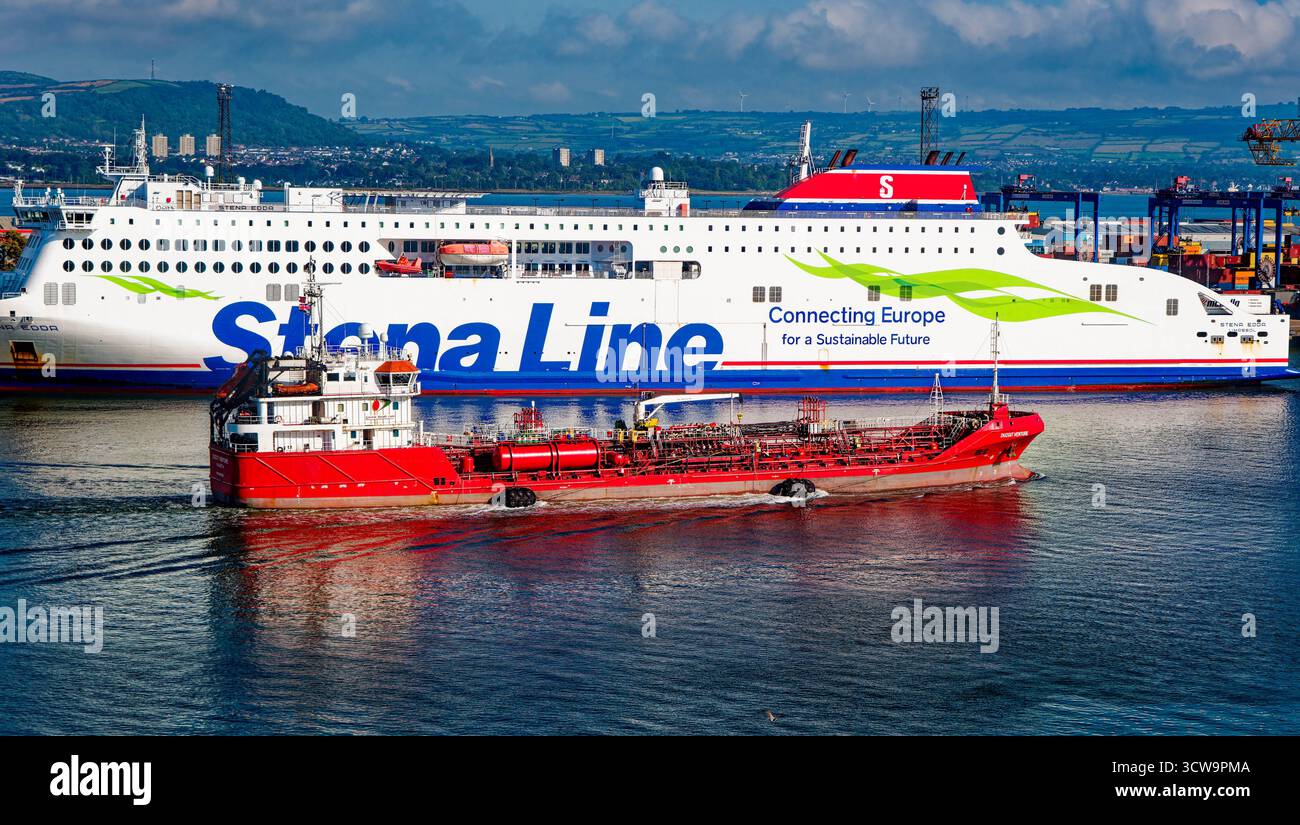 BELFAST, NORDIRLAND - 17. August 2025: Die Fähren der Stena Line legen im Hafen von Belfast an, einem wichtigen Verkehrsknotenpunkt und Gateway für den Güter- und Passagierverkehr Stockfoto