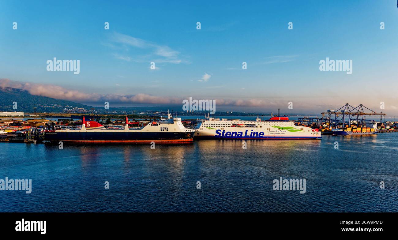 BELFAST, NORDIRLAND - 17. August 2025: Die Fähren der Stena Line legen im Hafen von Belfast an, einem wichtigen Verkehrsknotenpunkt und Gateway für den Güter- und Passagierverkehr Stockfoto