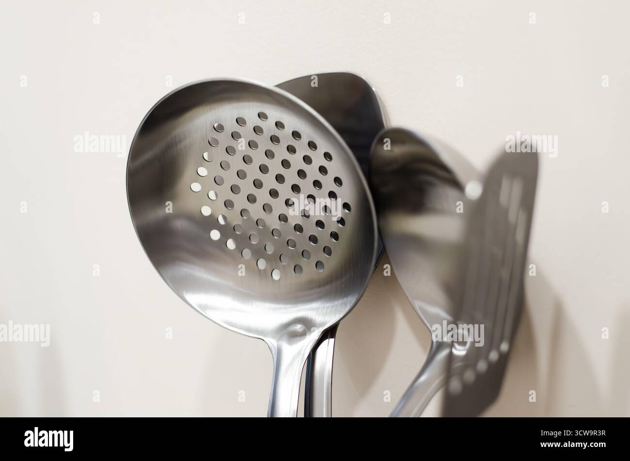 Küchenutensilien. Spachtel und Schöpflöffel auf weißem Hintergrund. Stockfoto