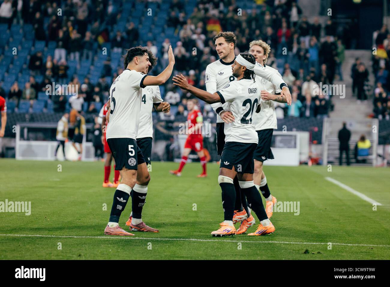 Sinsheim, Deutschland. Oktober 2025. Sinsheim, Deutschland, 10. Oktober 2025 Serge Gnabry (#20 - Deutschland) feierte sein Tor für die 3-0 mit seinen Teamkollegen während des UEFA-Qualifikationsspiels zwischen Deutschland und Luxemburg in der PreZero Arena in Sinsheim. (Gabor Baumgarten/SPP) Credit: SPP Sport Press Photo. /Alamy Live News Stockfoto