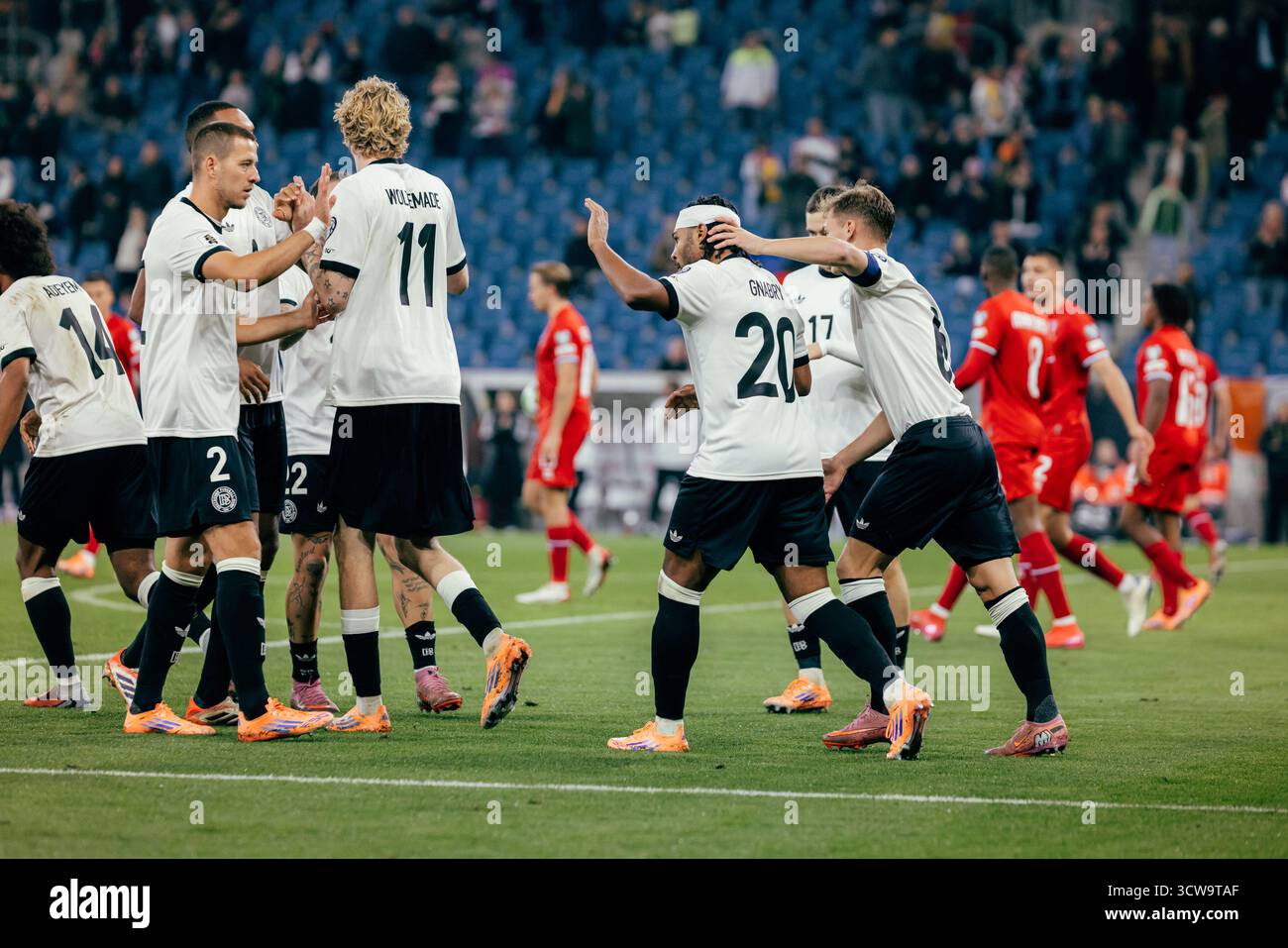 Sinsheim, Deutschland. Oktober 2025. Sinsheim, Deutschland, 10. Oktober 2025 Serge Gnabry (#20 - Deutschland) feierte sein Tor für die 3-0 mit seinen Teamkollegen während des UEFA-Qualifikationsspiels zwischen Deutschland und Luxemburg in der PreZero Arena in Sinsheim. (Gabor Baumgarten/SPP) Credit: SPP Sport Press Photo. /Alamy Live News Stockfoto