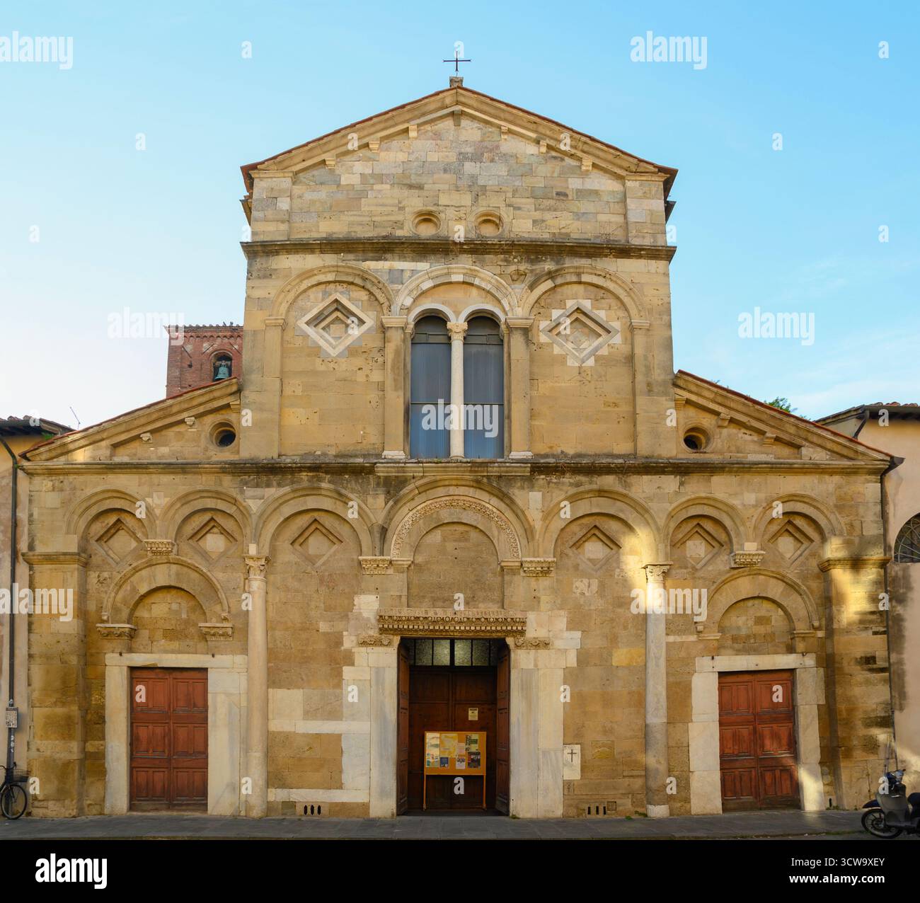 San Frediano, eine römisch-katholische Kirche im romanischen Stil, die offizielle Kirche der Universität Pisa, Italien Stockfoto