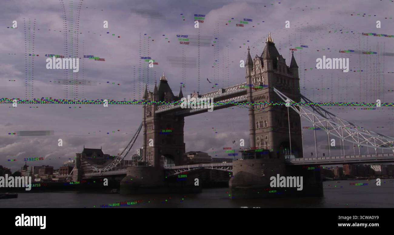 Überspannende zwei-Turm-Hängebrücke über den Fluss am Themsendamm London, mit Störungsartefakten Stockfoto Überspannende zwei-Turm-Hängebrücke über den Fluss am Themsendamm London, mit Störungsartefakten Stockfoto