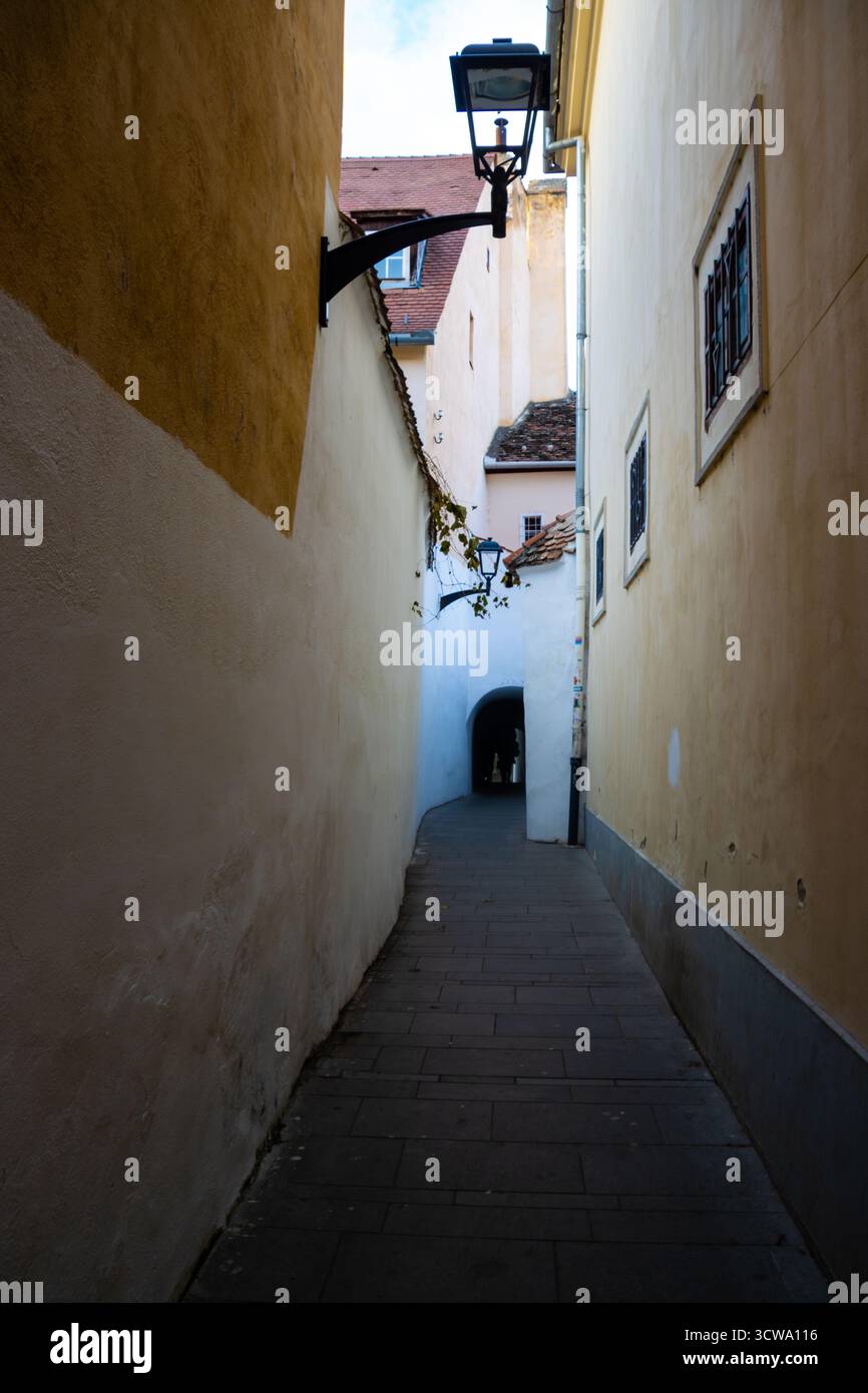 Enge Gasse zwischen zwei Wänden Stockfoto