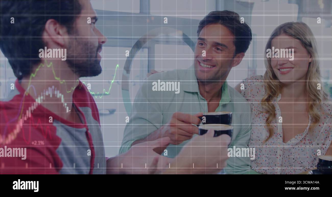 Freunde in legeren Kleidern, die am Küchentisch toasten, mit Kaffeetassen und Überlagerung der Finanzkarte Stockfoto