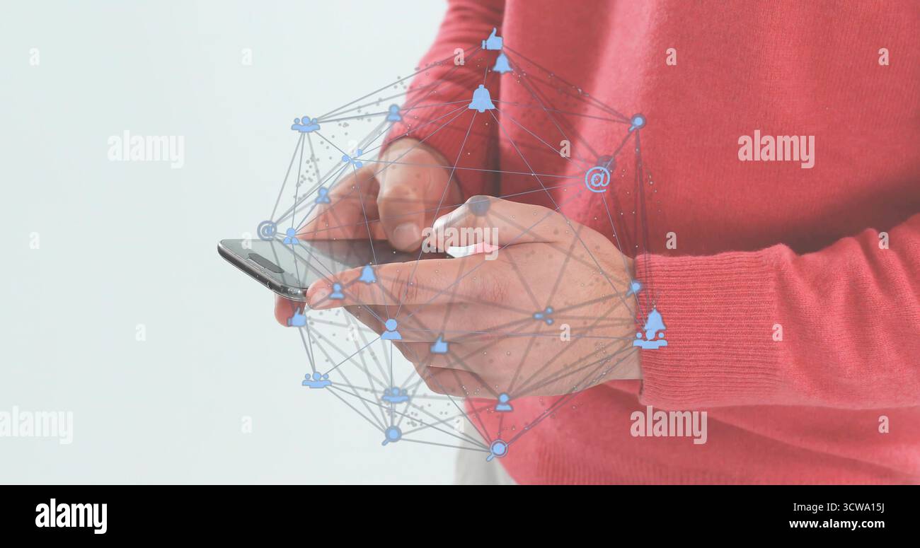Klopfende rote Pullover-männliche Hände, die das Smartphone in einer hellgrauen Wand mit schwebenden Netzwerksymbolen halten Stockfoto