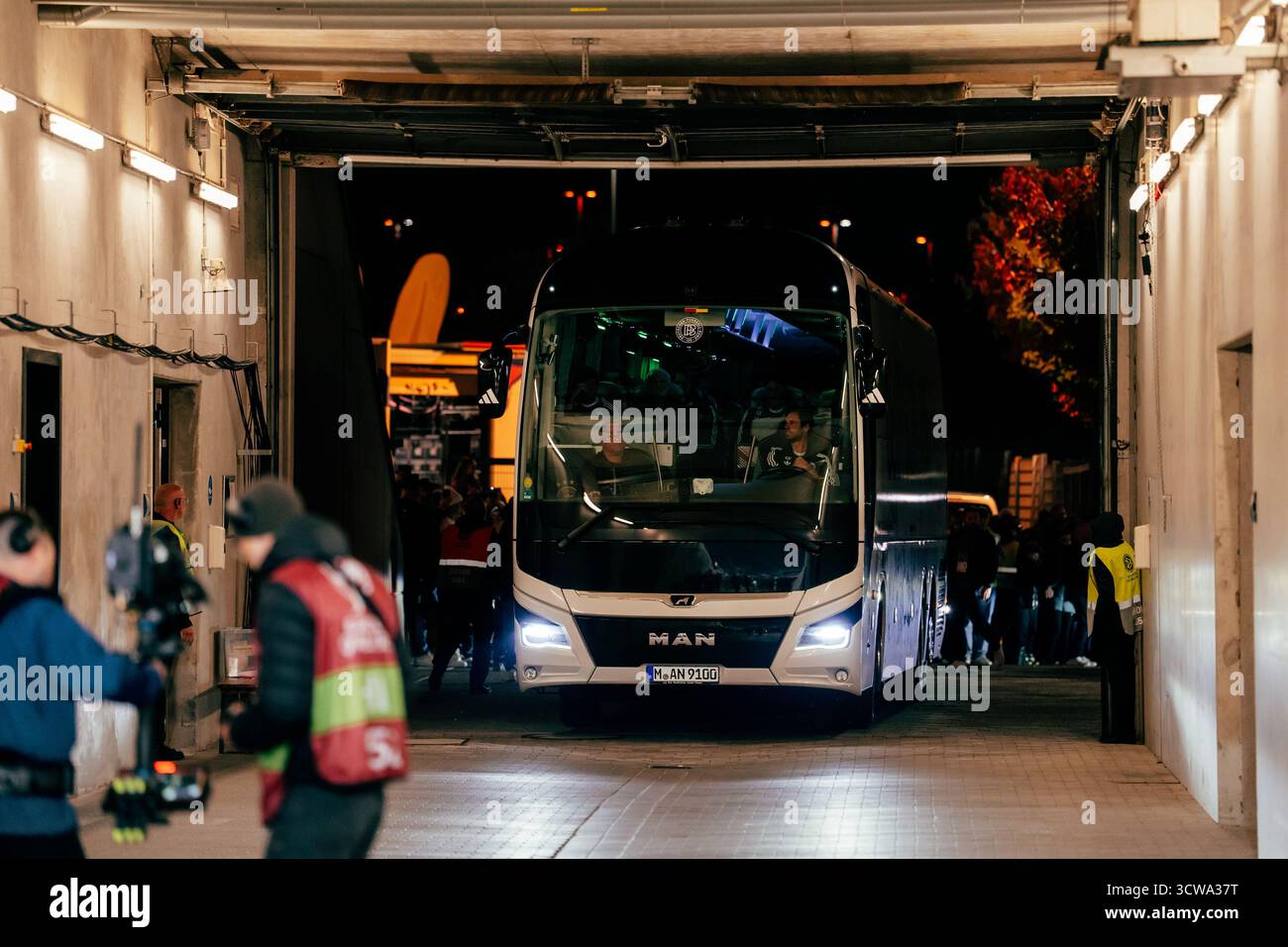 Sinsheim, Deutschland. Oktober 2025. Sinsheim, Deutschland, 10. Oktober 2025 Team Germany Bus Ankunft im Stadion während des UEFA-Europameisterspiels zwischen Deutschland und Luxemburg in der PreZero Arena in Sinsheim. (Gabor Baumgarten/SPP) Credit: SPP Sport Press Photo. /Alamy Live News Stockfoto