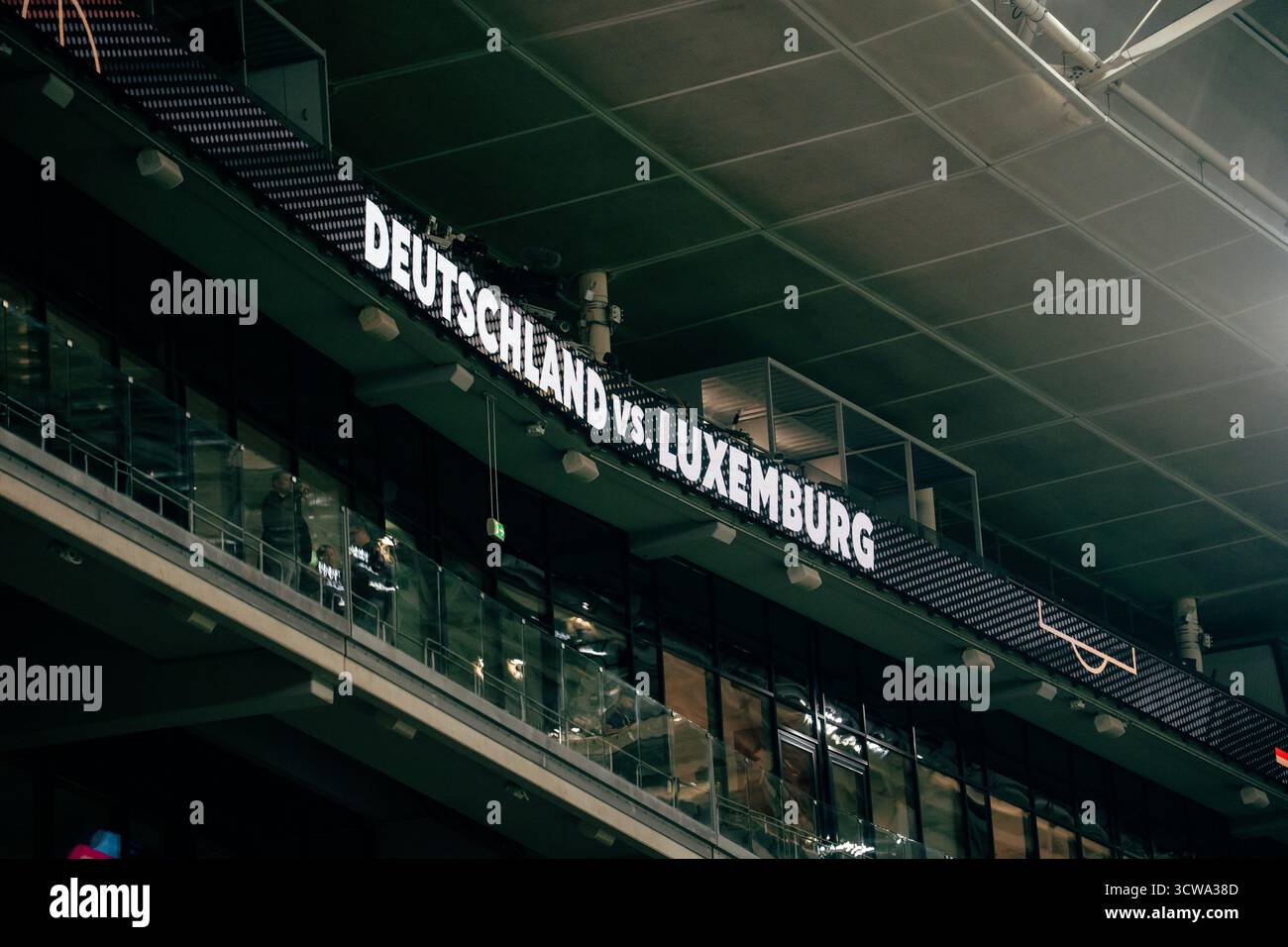 Sinsheim, Deutschland. Oktober 2025. Sinsheim, Deutschland, 10. Oktober 2025 Stadion-Bildschirm zeigt Deutschland gegen Luxemburg während des UEFA-Qualifikationsspiels Deutschland gegen Luxemburg in der PreZero Arena in Sinsheim. (Gabor Baumgarten/SPP) Credit: SPP Sport Press Photo. /Alamy Live News Stockfoto