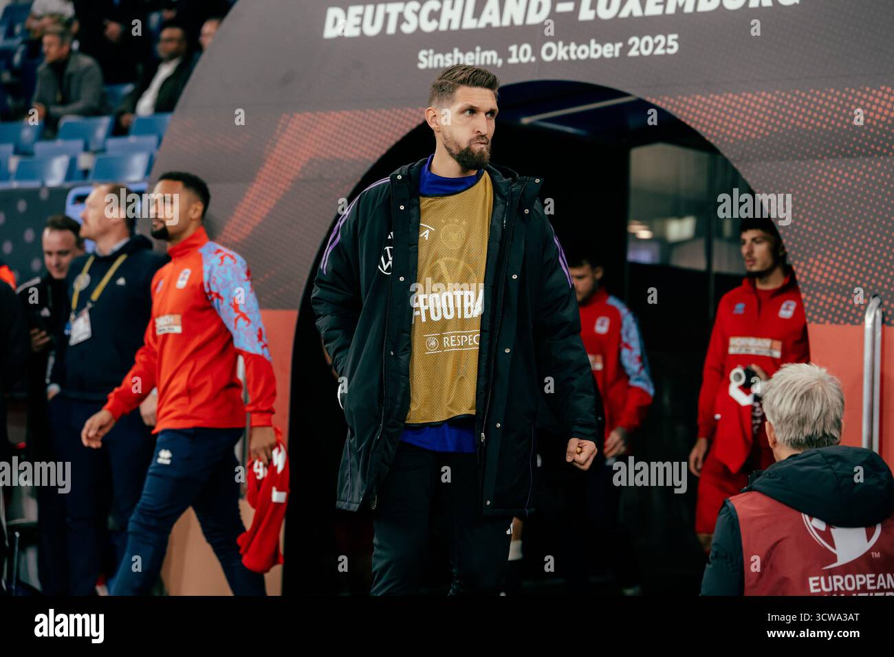 Sinsheim, Deutschland. Oktober 2025. Sinsheim, Deutschland, 10. Oktober 2025 Robert Andrich (#23 - Deutschland) tritt beim UEFA-Qualifikationsspiel zwischen Deutschland und Luxemburg in der PreZero Arena in Sinsheim ein. (Gabor Baumgarten/SPP) Credit: SPP Sport Press Photo. /Alamy Live News Stockfoto