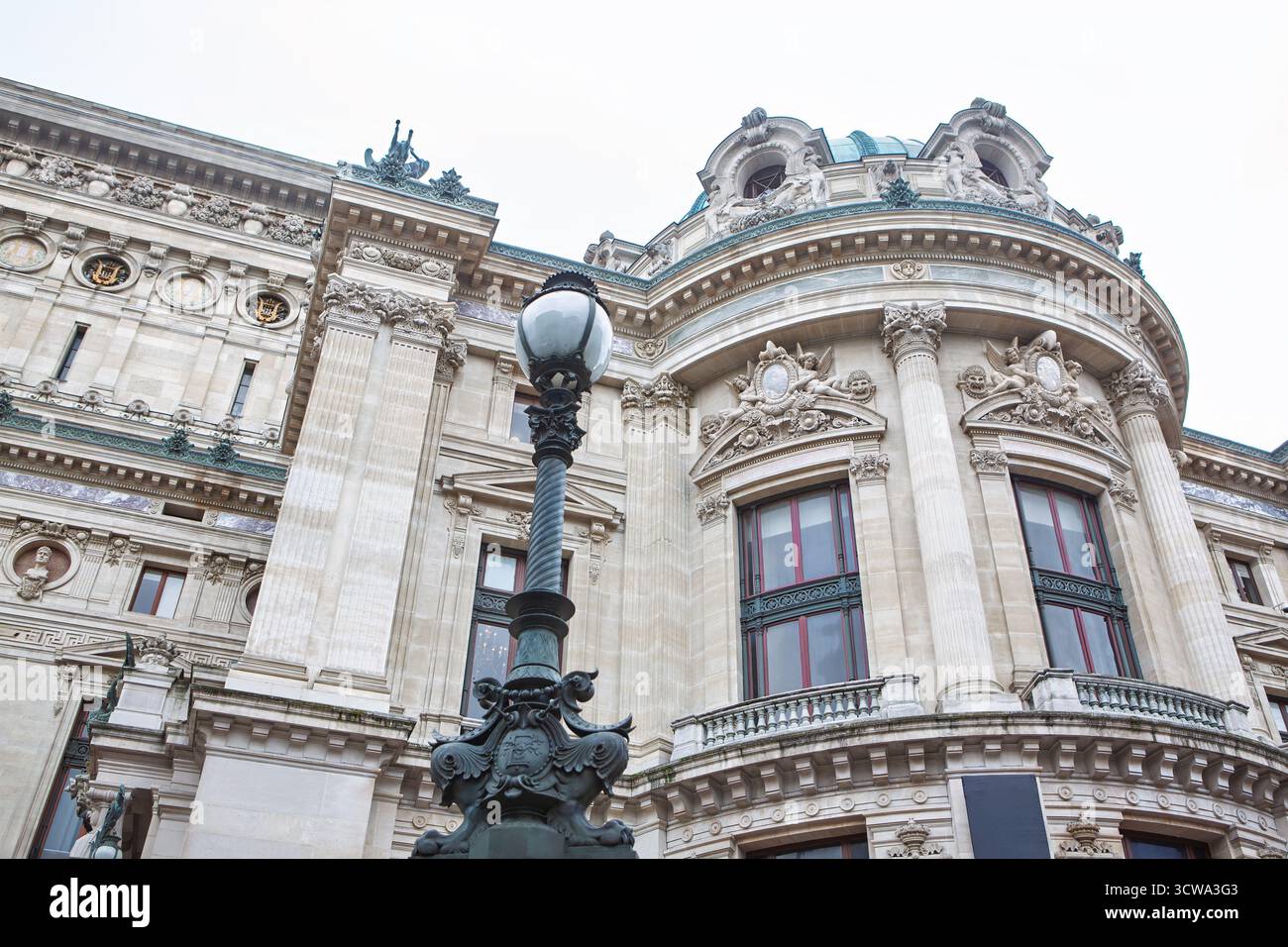 Äußere des Palais Garnier, der historischen Pariser Oper, im Beaux-Arts-Stil. Vor der detaillierten Fassade steht ein Laternenpfahl Stockfoto