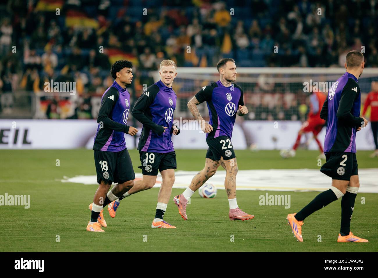 Sinsheim, Deutschland. Oktober 2025. Sinsheim, Deutschland, 10. Oktober 2025 Nathaniel Brown (#18 - Deutschland), Jonathan Burkardt (#18 - Deutschland) beim warm-up während des UEFA-Qualifikationsspiels zwischen Deutschland und Luxemburg in der PreZero Arena in Sinsheim. (Gabor Baumgarten/SPP) Credit: SPP Sport Press Photo. /Alamy Live News Stockfoto