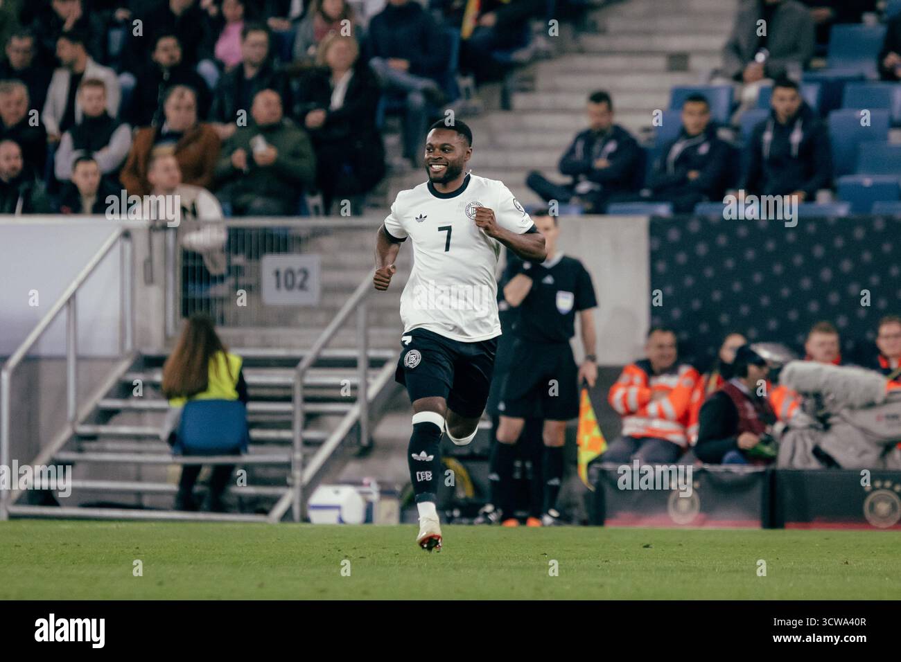 Sinsheim, Deutschland. Oktober 2025. Sinsheim, Deutschland, 10. Oktober 2025 Ridle Baku (#7 - Deutschland), nachdem er während des UEFA-Qualifikationsspiels zwischen Deutschland und Luxemburg in der PreZero Arena in Sinsheim ersetzt wurde. (Gabor Baumgarten/SPP) Credit: SPP Sport Press Photo. /Alamy Live News Stockfoto