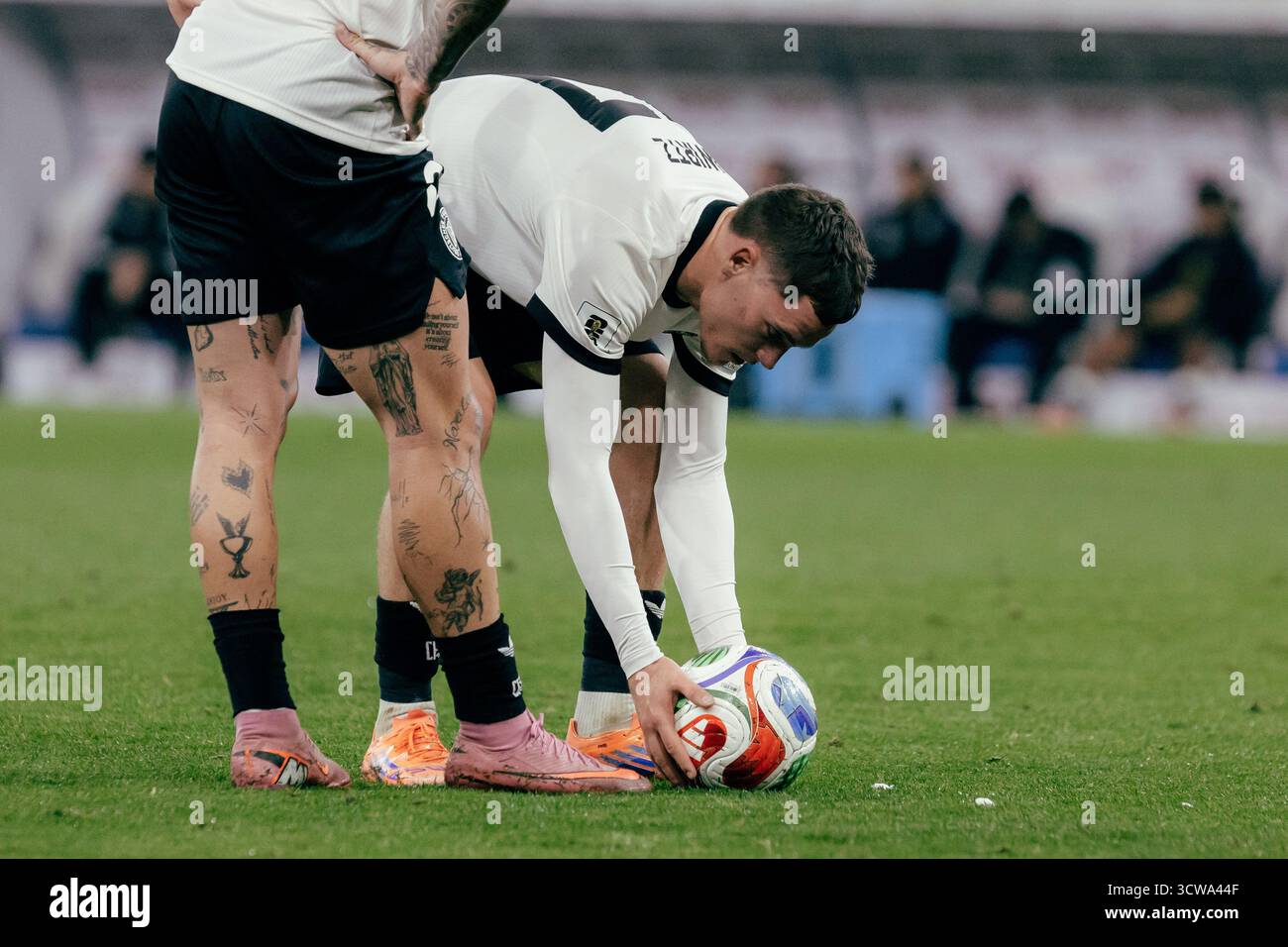 Sinsheim, Deutschland. Oktober 2025. Sinsheim, Deutschland, 10. Oktober 2025 Florian Wirtz (#17 - Deutschland) bereitet einen Ball für einen Freistoß während des UEFA-Qualifikationsspiels zwischen Deutschland und Luxemburg in der PreZero Arena in Sinsheim vor. (Gabor Baumgarten/SPP) Credit: SPP Sport Press Photo. /Alamy Live News Stockfoto