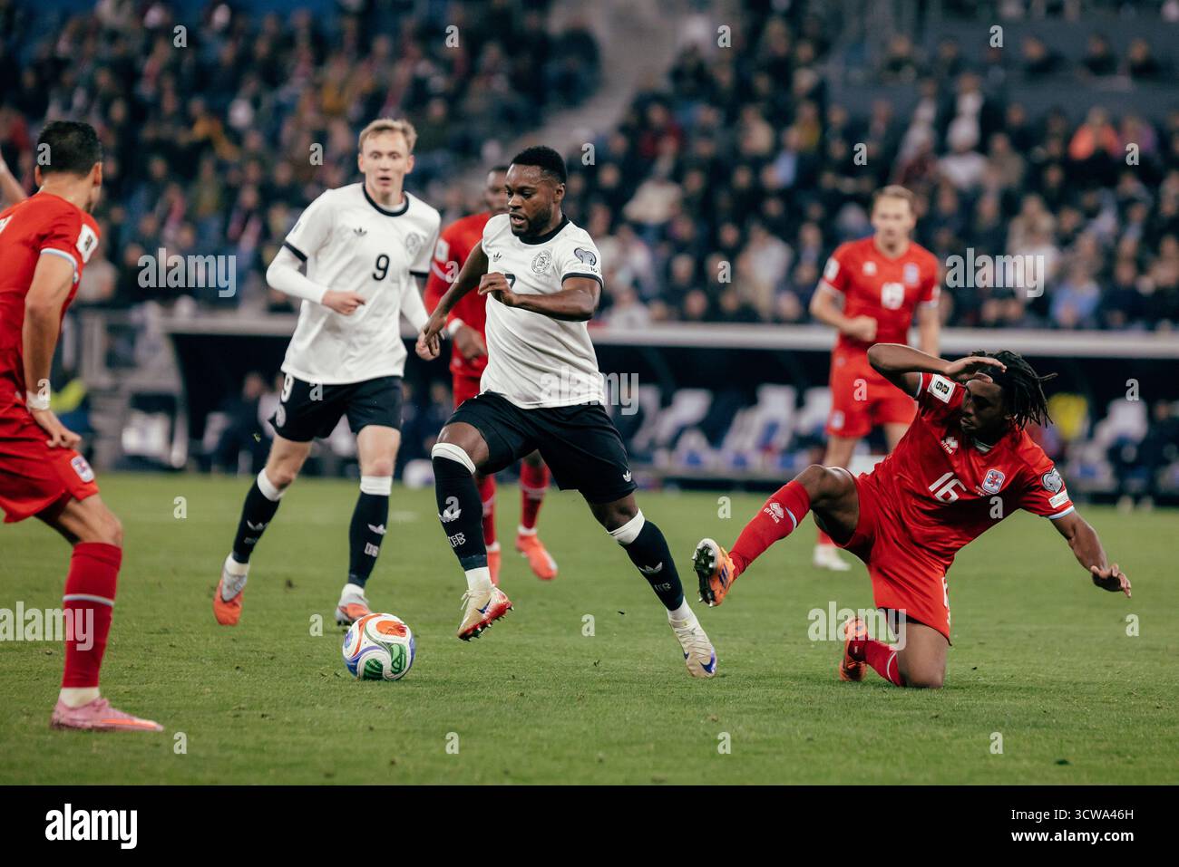 Sinsheim, Deutschland. Oktober 2025. Sinsheim, Deutschland, 10. Oktober 2025 Ridle Baku (#7) Dribbling während des UEFA-Qualifikationsspiels zwischen Deutschland und Luxemburg in der PreZero Arena in Sinsheim. (Gabor Baumgarten/SPP) Credit: SPP Sport Press Photo. /Alamy Live News Stockfoto