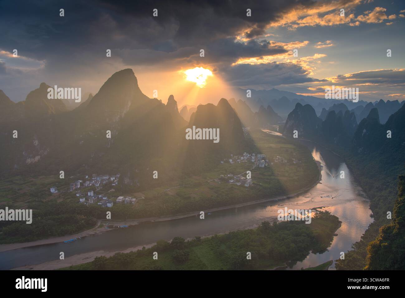 Sonnenaufgang Am Berg Guilin Xingping Xianggong, China. Legendärer Sonnenaufgang Stockfoto