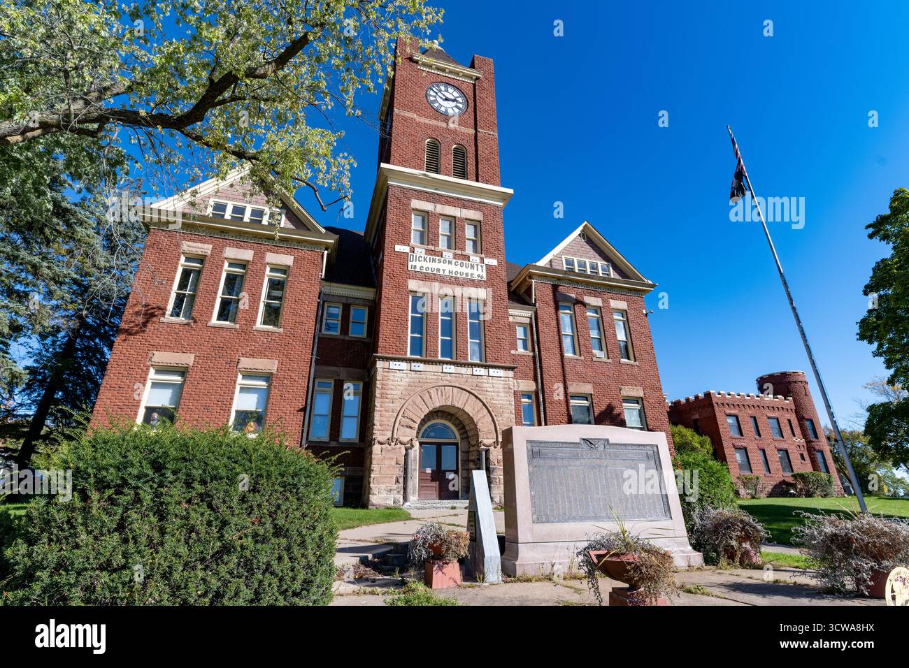 Dickinson County Courthouse, historisches rotes Backsteingebäude mit Uhrenturm in Iron Mountain, Michigan Stockfoto