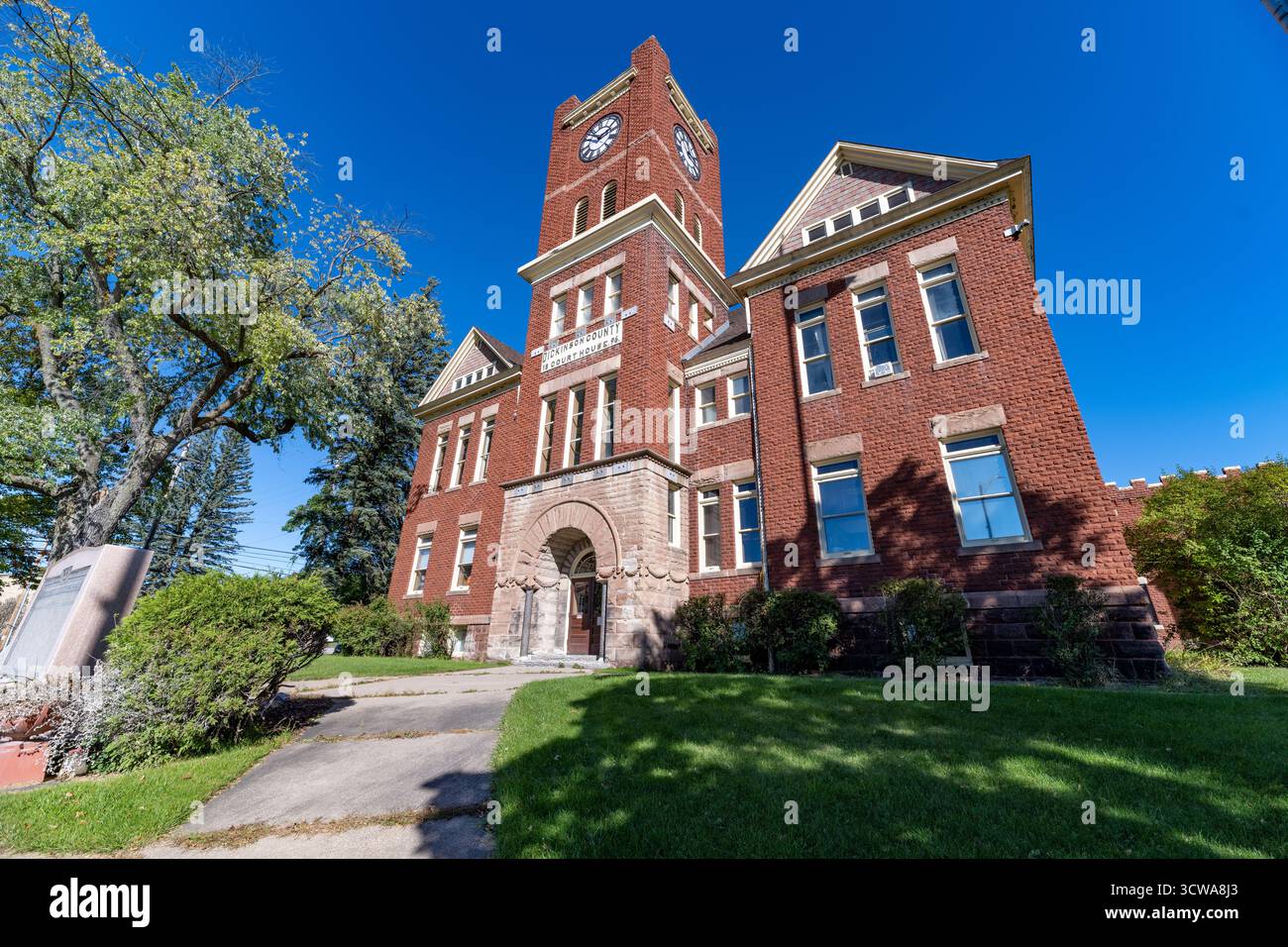 Dickinson County Courthouse, historisches rotes Backsteingebäude mit Uhrenturm in Iron Mountain, Michigan Stockfoto