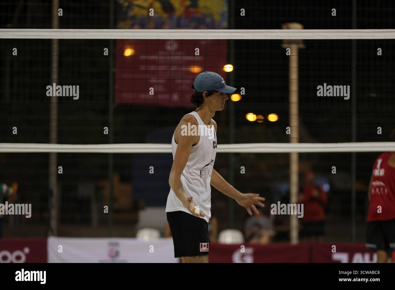 Doha, Katar. Oktober 2025. Volleyballspieler werden beim Start der U18-Beachvolleyball-Weltmeisterschaft, die erstmals vom Staat Katar ausgetragen wird, unter Beteiligung zahlreicher internationaler Talente in Aktion gesehen. Die Spieler stammen aus 64 Teams aus 32 Ländern in zwei Kategorien: 32 Männer und 32 Frauen (Foto: Yousef Masoud/SOPA Images/SIPA USA) Credit: SIPA USA/Alamy Live News Stockfoto