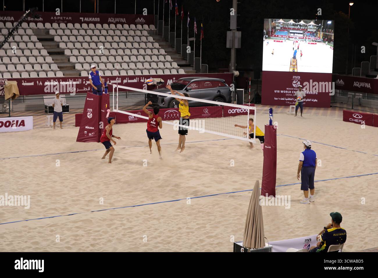 Doha, Katar. Oktober 2025. Volleyballspieler werden beim Start der U18-Beachvolleyball-Weltmeisterschaft, die erstmals vom Staat Katar ausgetragen wird, unter Beteiligung zahlreicher internationaler Talente in Aktion gesehen. Die Spieler stammen aus 64 Teams aus 32 Ländern in zwei Kategorien: 32 Männer und 32 Frauen (Foto: Yousef Masoud/SOPA Images/SIPA USA) Credit: SIPA USA/Alamy Live News Stockfoto