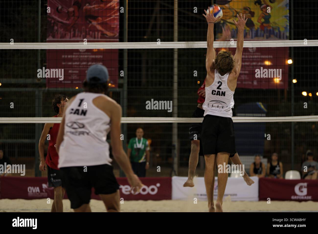 Doha, Katar. Oktober 2025. Volleyballspieler werden beim Start der U18-Beachvolleyball-Weltmeisterschaft, die erstmals vom Staat Katar ausgetragen wird, unter Beteiligung zahlreicher internationaler Talente in Aktion gesehen. Die Spieler stammen aus 64 Teams aus 32 Ländern in zwei Kategorien: 32 Männer und 32 Frauen (Foto: Yousef Masoud/SOPA Images/SIPA USA) Credit: SIPA USA/Alamy Live News Stockfoto