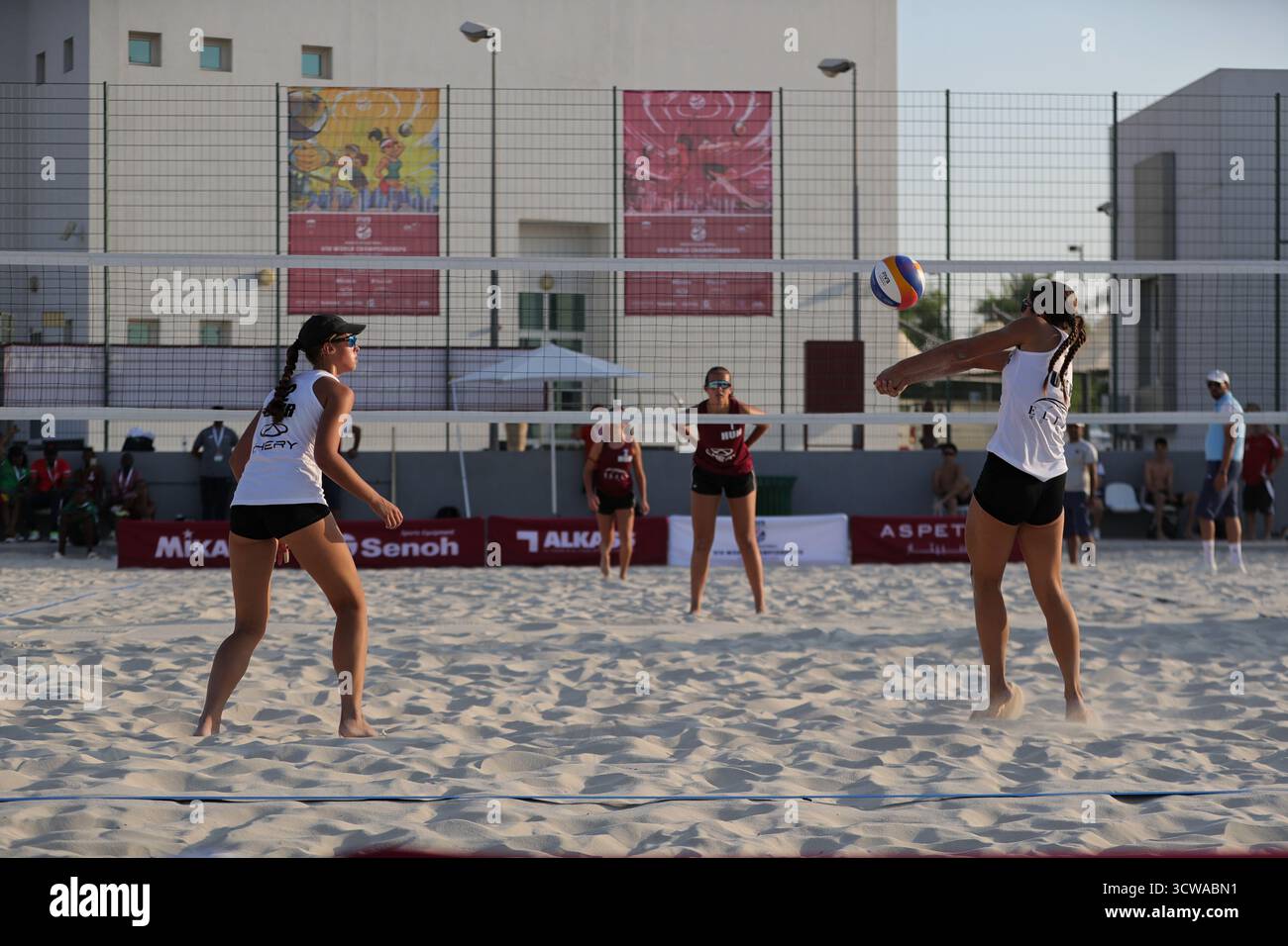 Volleyballspieler werden beim Start der U18-Beachvolleyball-Weltmeisterschaft, die erstmals vom Staat Katar ausgetragen wird, unter Beteiligung zahlreicher internationaler Talente in Aktion gesehen. Die Spieler stammen aus 64 Teams aus 32 Ländern in zwei Kategorien: 32 Männer und 32 Frauen (Foto: Yousef Masoud / SOPA Images/SIPA USA) Stockfoto