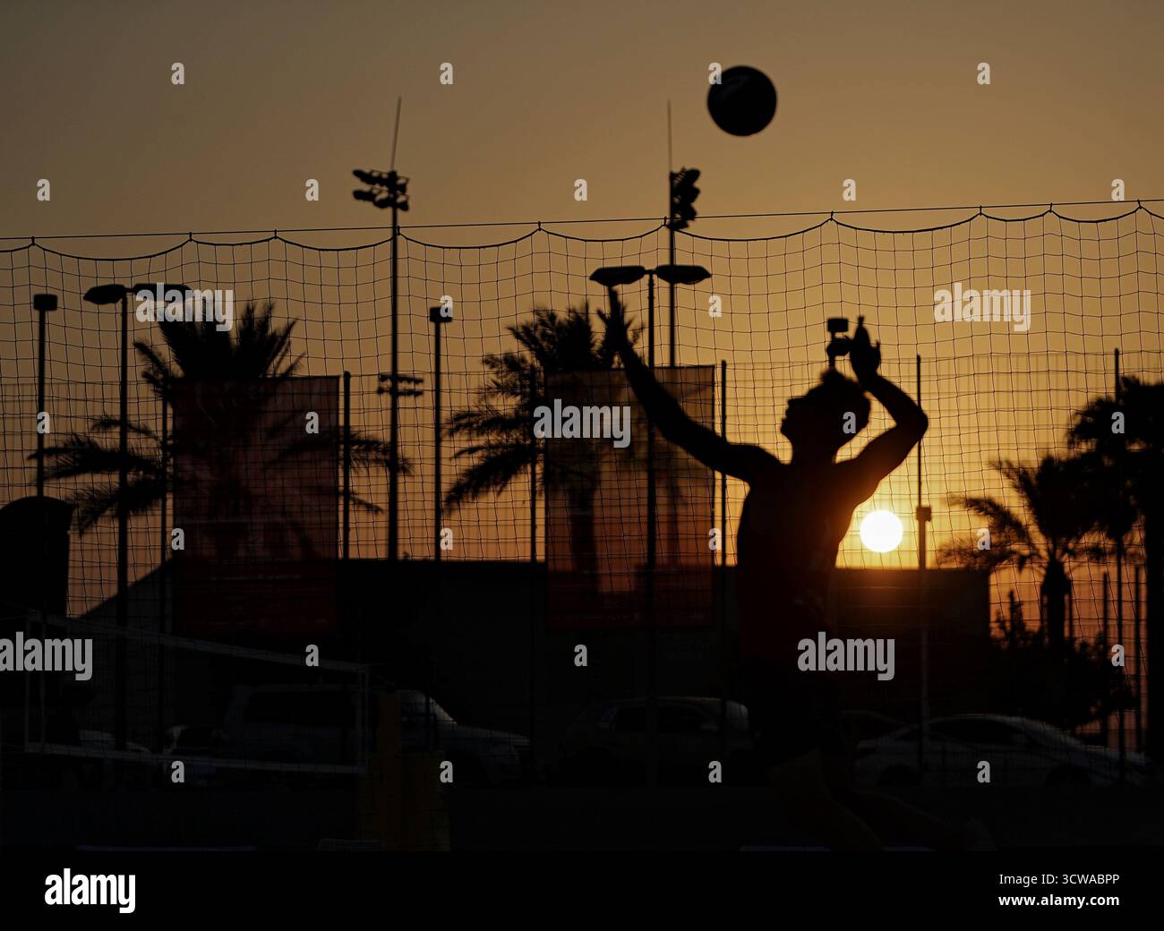 Doha, Katar. Oktober 2025. Volleyballspieler werden beim Start der U18-Beachvolleyball-Weltmeisterschaft, die erstmals vom Staat Katar ausgetragen wird, unter Beteiligung zahlreicher internationaler Talente in Aktion gesehen. Die Spieler stammen aus 64 Teams aus 32 Ländern in zwei Kategorien: 32 Männer und 32 Frauen (Foto: Yousef Masoud/SOPA Images/SIPA USA) Credit: SIPA USA/Alamy Live News Stockfoto