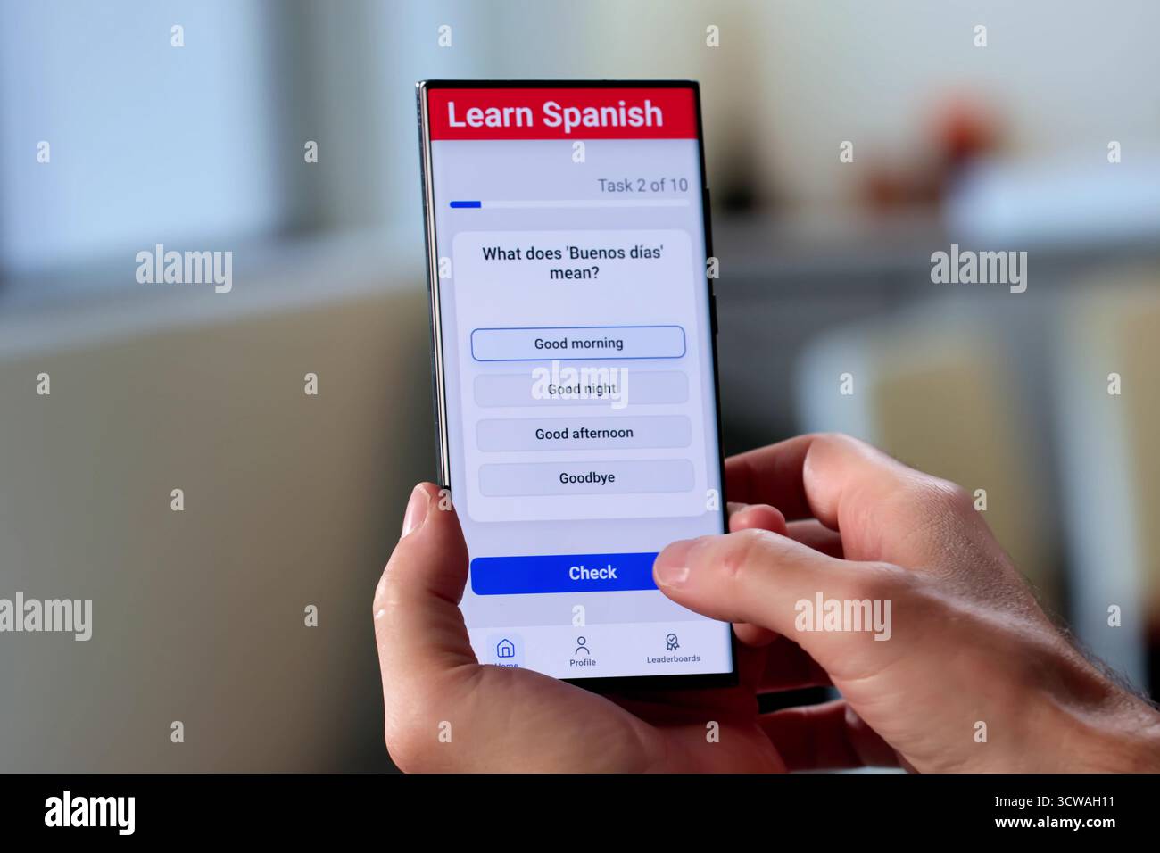 Die Smartphone-App des Lehrers hilft spanischen Schülern, Grammatik online zu lernen Stockfoto