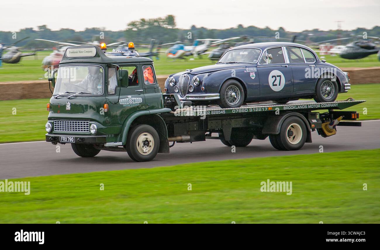 Der Jaguar Mark 2 Racing Carbeing erholte sich nach einem Spin-off Goodwood Revival 2007: Goodwood Motor Circuit, Chichester, West Sussex, PO18 0PH, Großbritannien Stockfoto