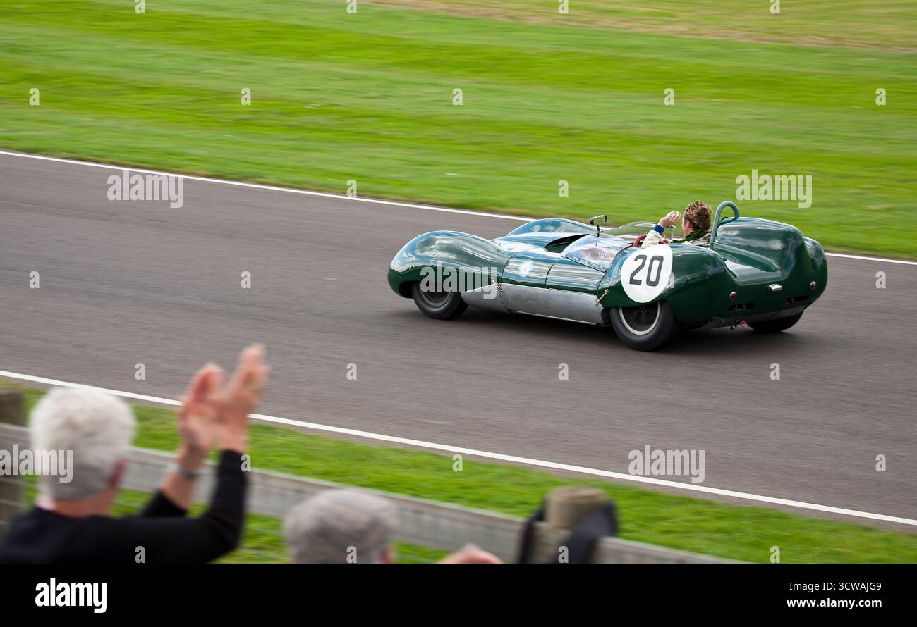 Die Siegesrunde des Lotus Eleven beim Goodwood Revival 2007 lobt das Publikum, das dem Fahrer zuwinkt: Goodwood Motor Circuit, Chichester, West Sussex, Großbritannien Stockfoto