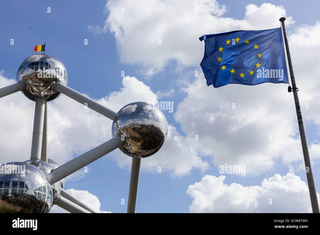 Die Flagge der Europäischen Union weht vor dem Atomium in Brüssel. Ab dem 12. Oktober 2025 wird das neue Einreise-/Ausreisesystem (EES) die Passabstempelung durch biometrische Registrierung (Fingerabdrücke) für nicht-EU-Reisende – einschließlich Briten – ersetzen. Quelle: Sinai Images/Alamy Live News Stockfoto