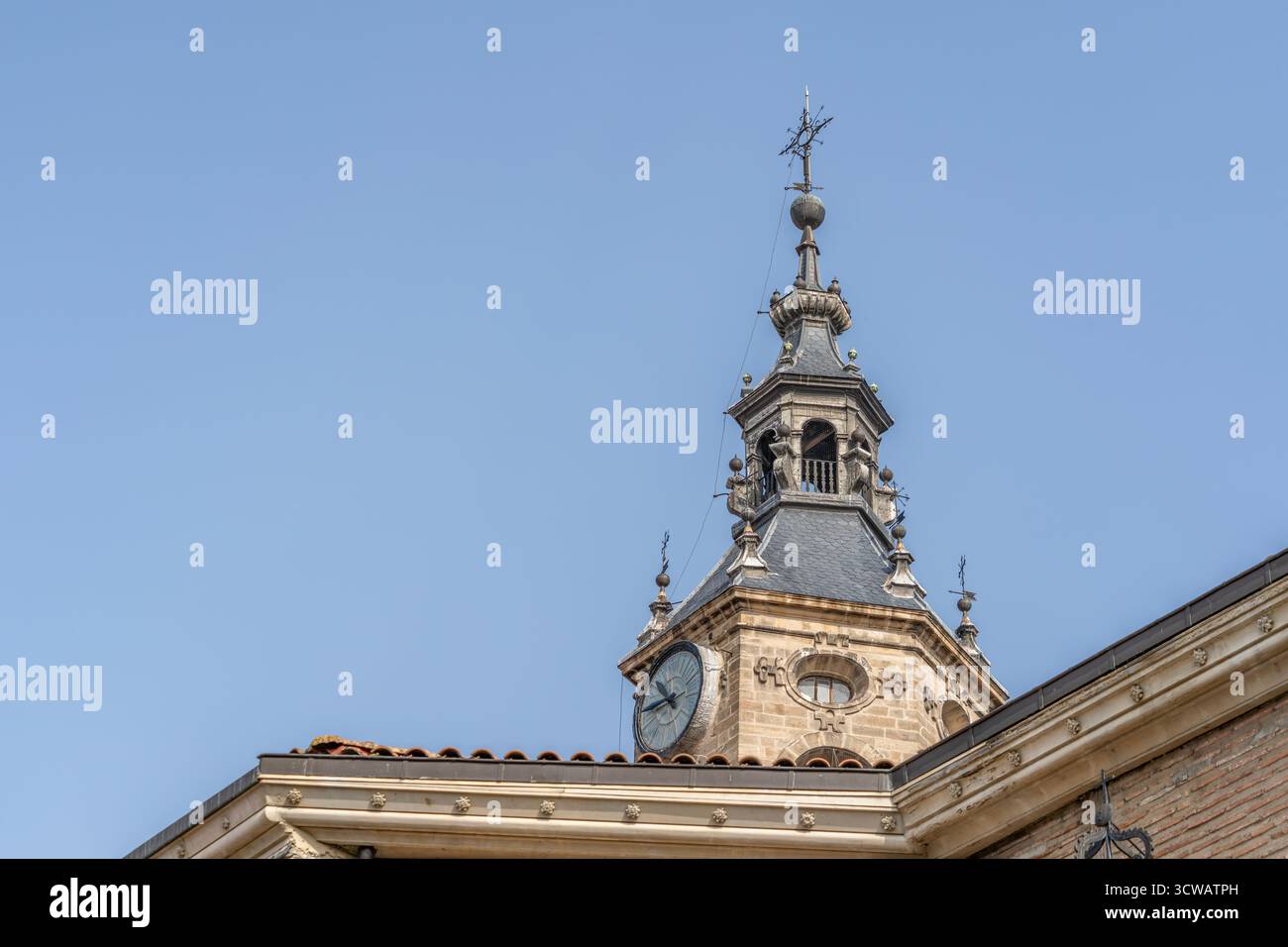 Kunstvoller barocker Glockenturm mit Uhr an der historischen Kirche in der Altstadt von Vitoria-Gasteiz, Baskenland, Spanien. Traditionelle Steinarchitektur. Ideal für Stockfoto
