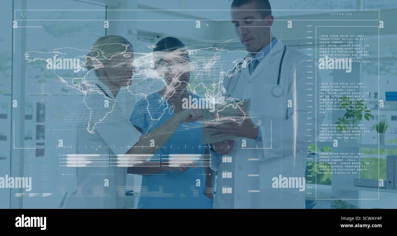 Datenüberprüfung medizinisches Team in Uniform im Krankenhausbüro, mit Tablet Digital World Map Overlay Stockfoto