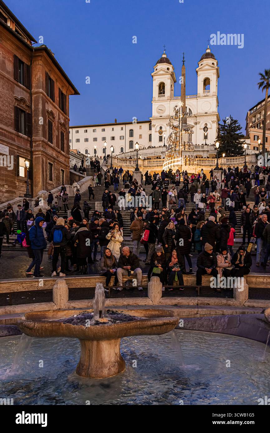 Das berühmte Barcaccia-Becken auf der Piazza di Spagna in Rom Stockfoto