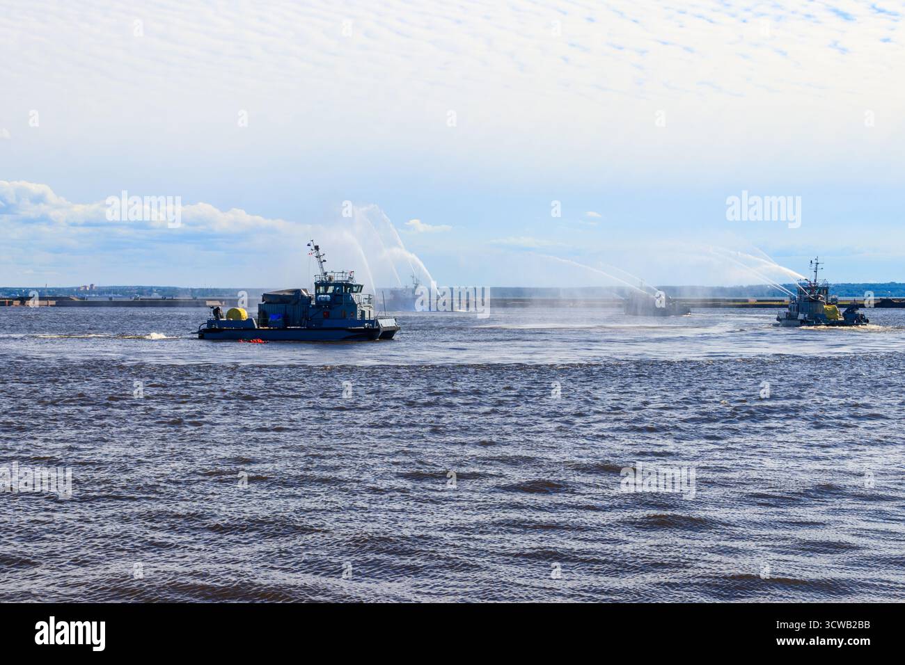 Löschen eines brennenden Schiffes während der Marineübungen Stockfoto