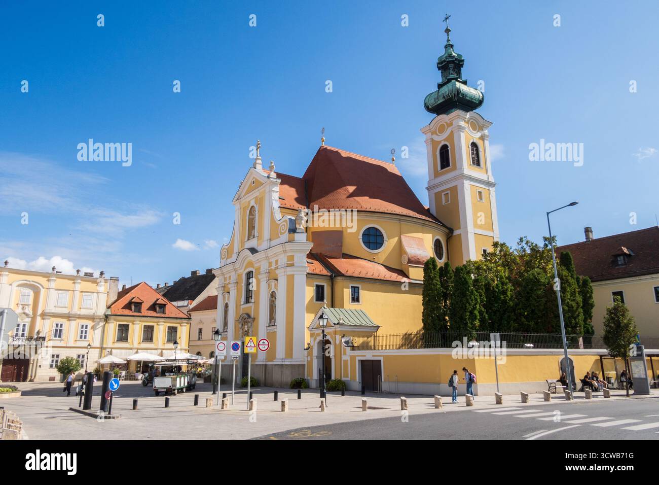 Gyor, Ungarn – 25. September 2024: Karmeliterkirche und Platz in der Stadt Gyor in Ungarn Stockfoto