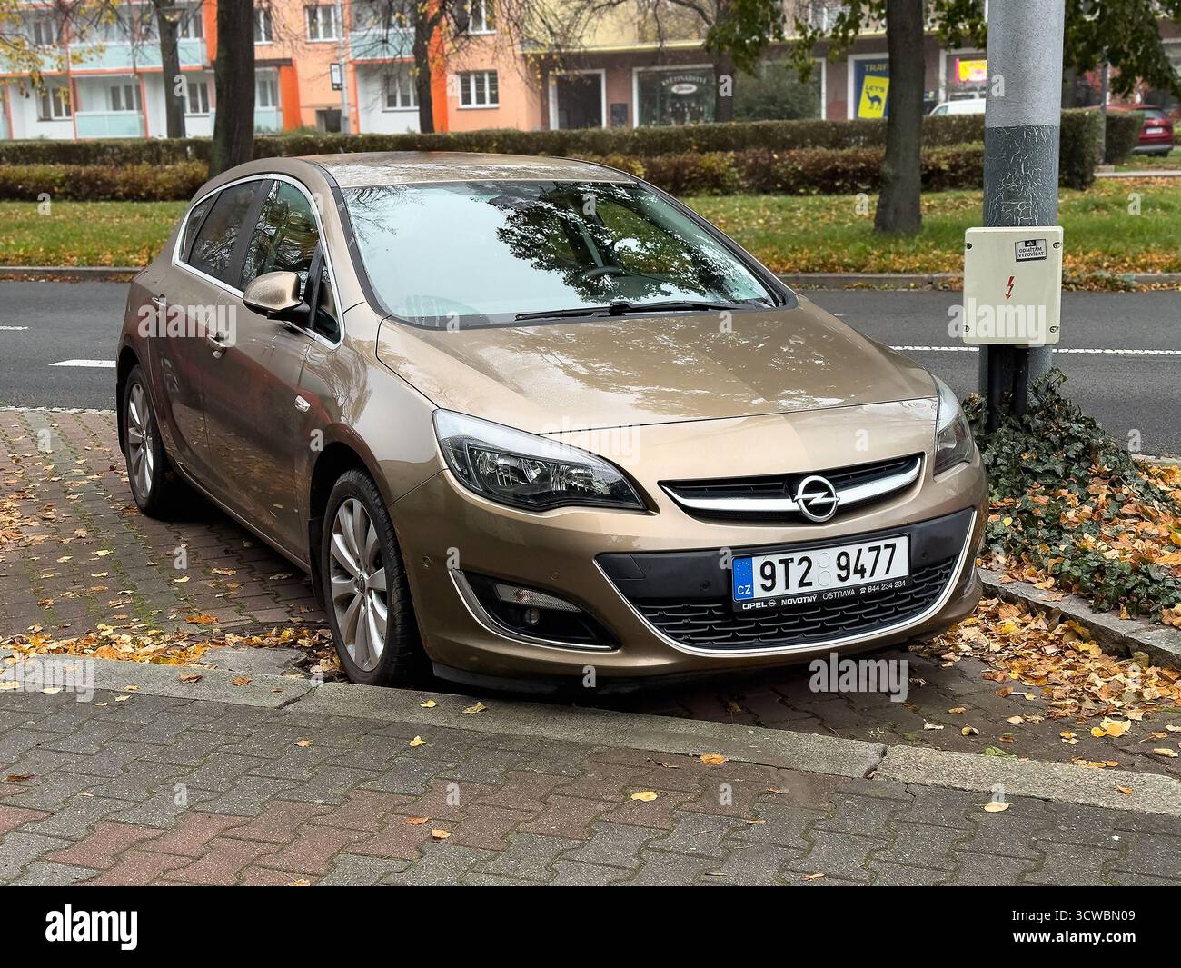 Ostrava, Tschechien - 5. November 2024: Opel Astra J Fließheck parkt auf der Straße Stockfoto