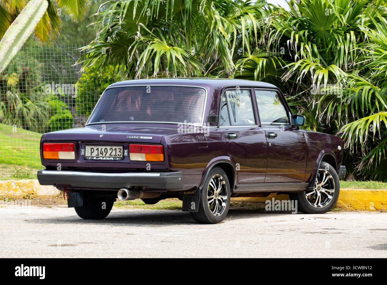 Varadero, Kuba - 2. September 2023: Lila Lada Riva 2107 (VAZ 1600) Limousine in Varadero, Kuba, Rückansicht Stockfoto