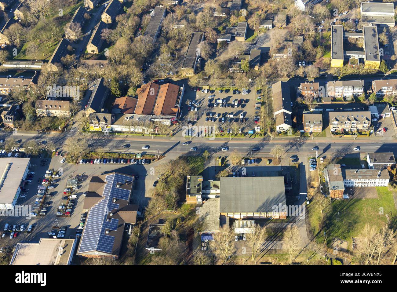 Luftaufnahme, Wohngebiet Mündelheimer Straße, Versorgungszentrum Rewe u. a., Duisburg, Ruhrgebiet, Nordrhein-Westfalen, Deutschland, Aldi s Stockfoto