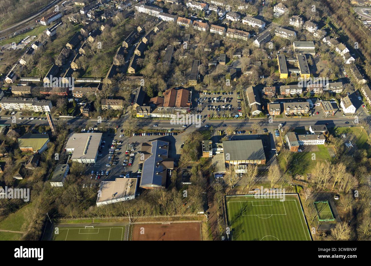 Luftaufnahme, Wohngebiet Mündelheimer Straße, Versorgungszentrum Rewe u. a., Duisburg, Ruhrgebiet, Nordrhein-Westfalen, Deutschland, Aldi s Stockfoto