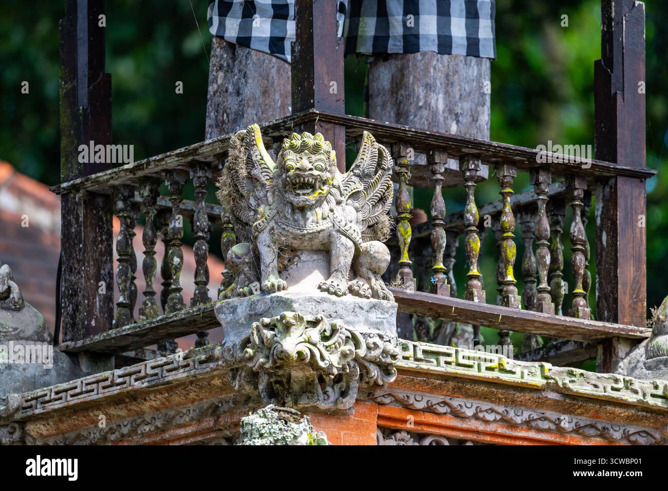 Die Statue ziert einen Hindutempel. Bali, Indonesien, Asien. Stockfoto