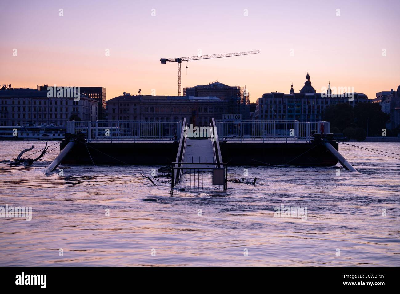 Budapest, Ungarn - 21. September 2024: Überfluteter Schiffsterminal mit nur sichtbaren Dächern über dem Wasser Stockfoto