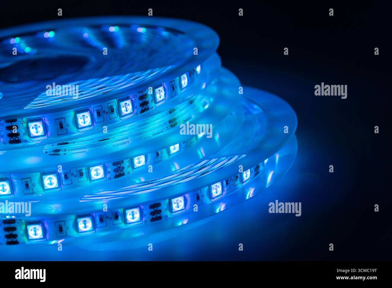 Blaues LED-Streifenlicht, das im Dunkeln leuchtet, modernes Beleuchtungstechnologiekonzept Stockfoto