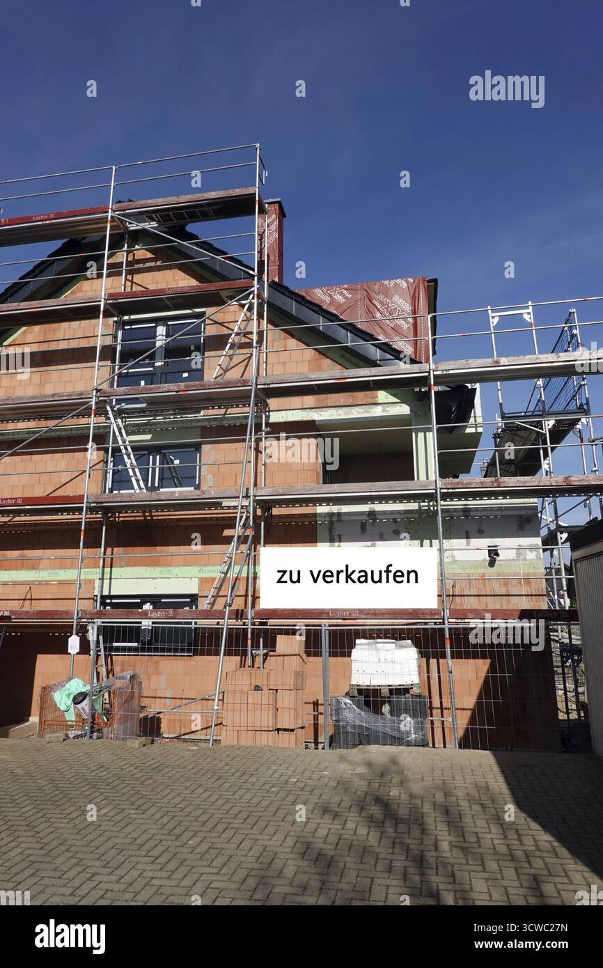 Neues Haus mit Schild zum Verkauf Stockfoto